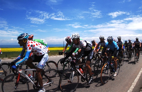 圖文:環(huán)青海湖國際公路自行車賽 比賽開始